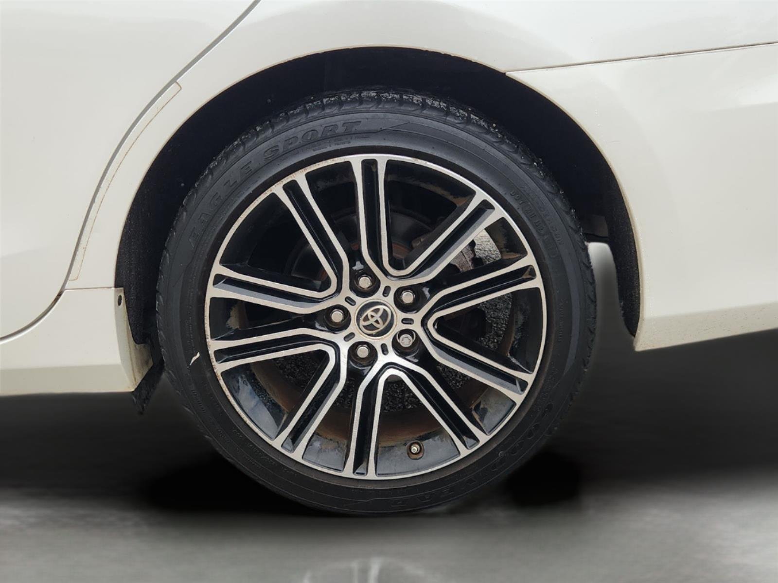 Used 2016 White Toyota XLE image 31