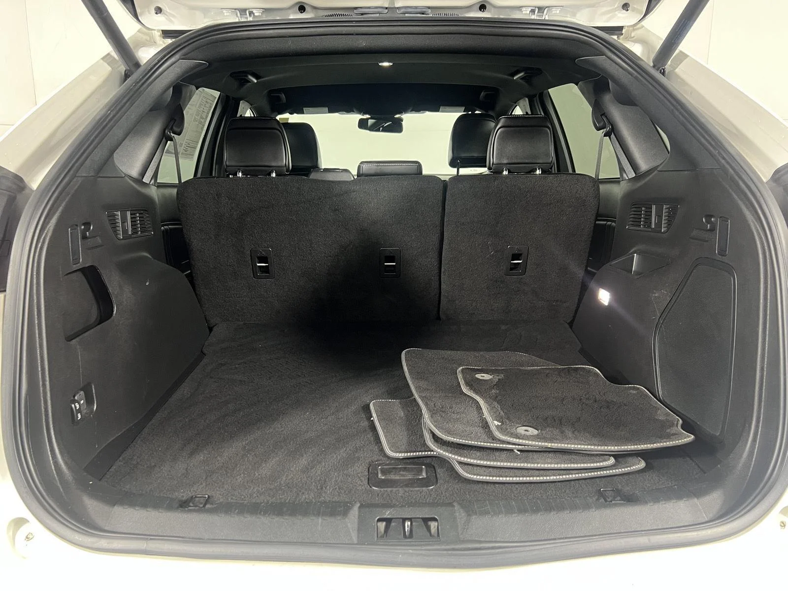 Used 2023 Wh Ford ST image 18