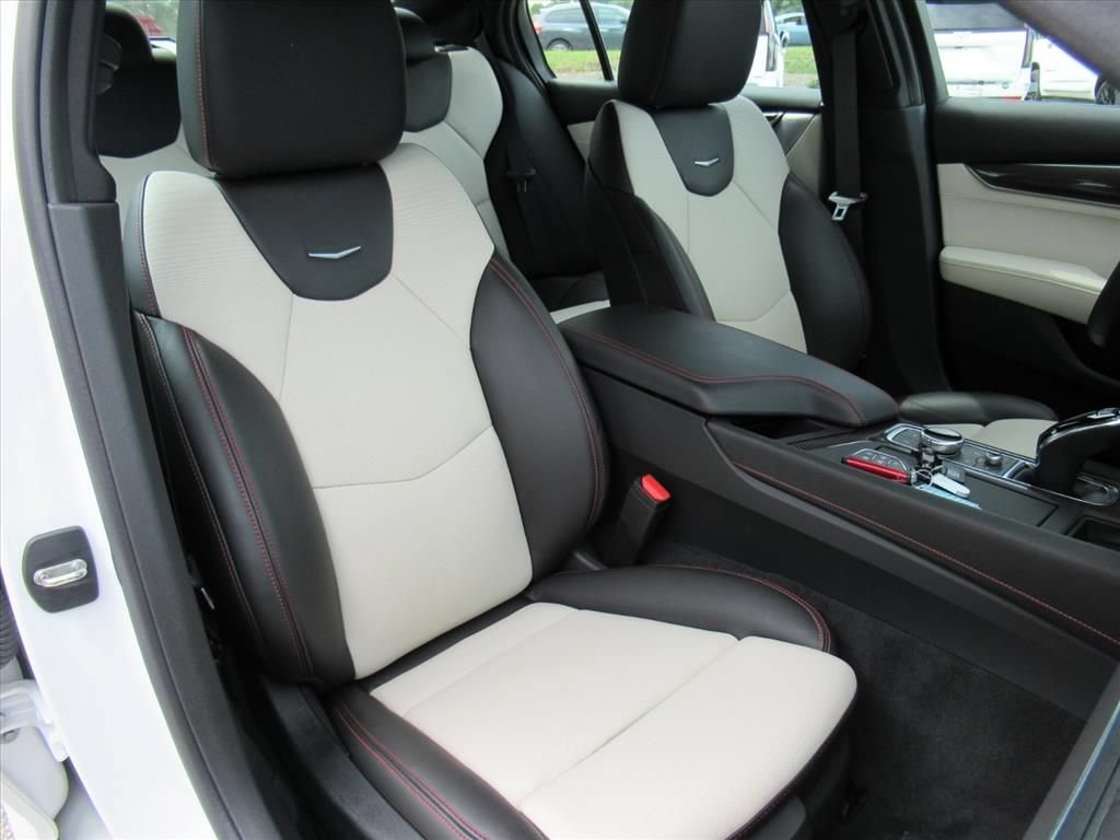 Used 2022 Crystal White Tricoat Cadillac Sport image 9