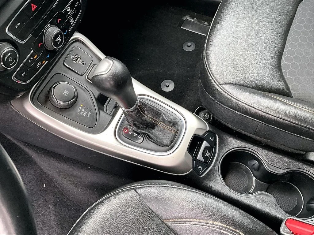 Used 2019 Blue Jeep Latitude image 16