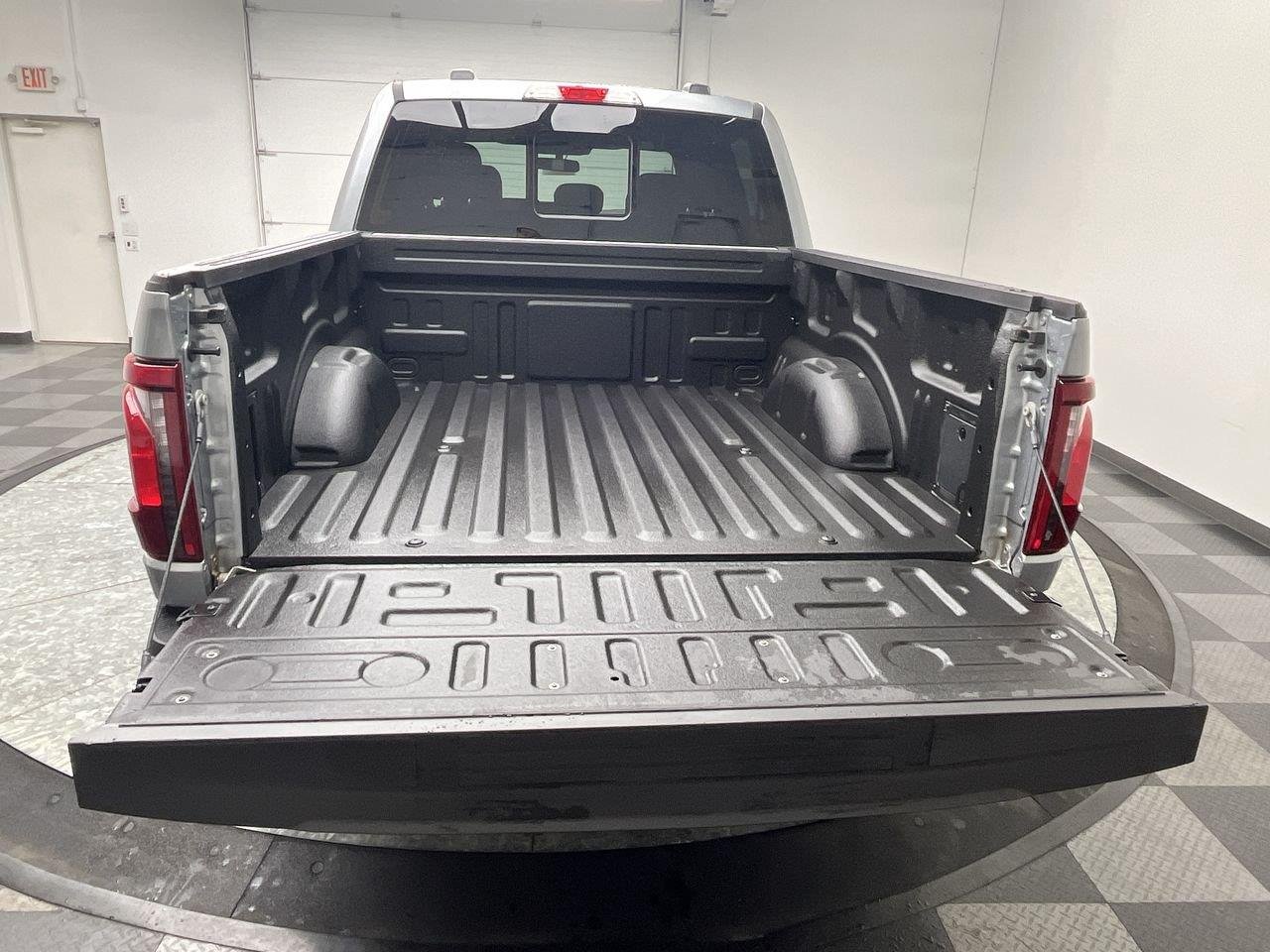 Used 2025 Iconic Silver Ford XLT image 31