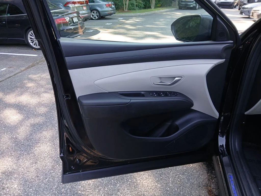 Used 2025 Black Hyundai SEL Convenience image 18