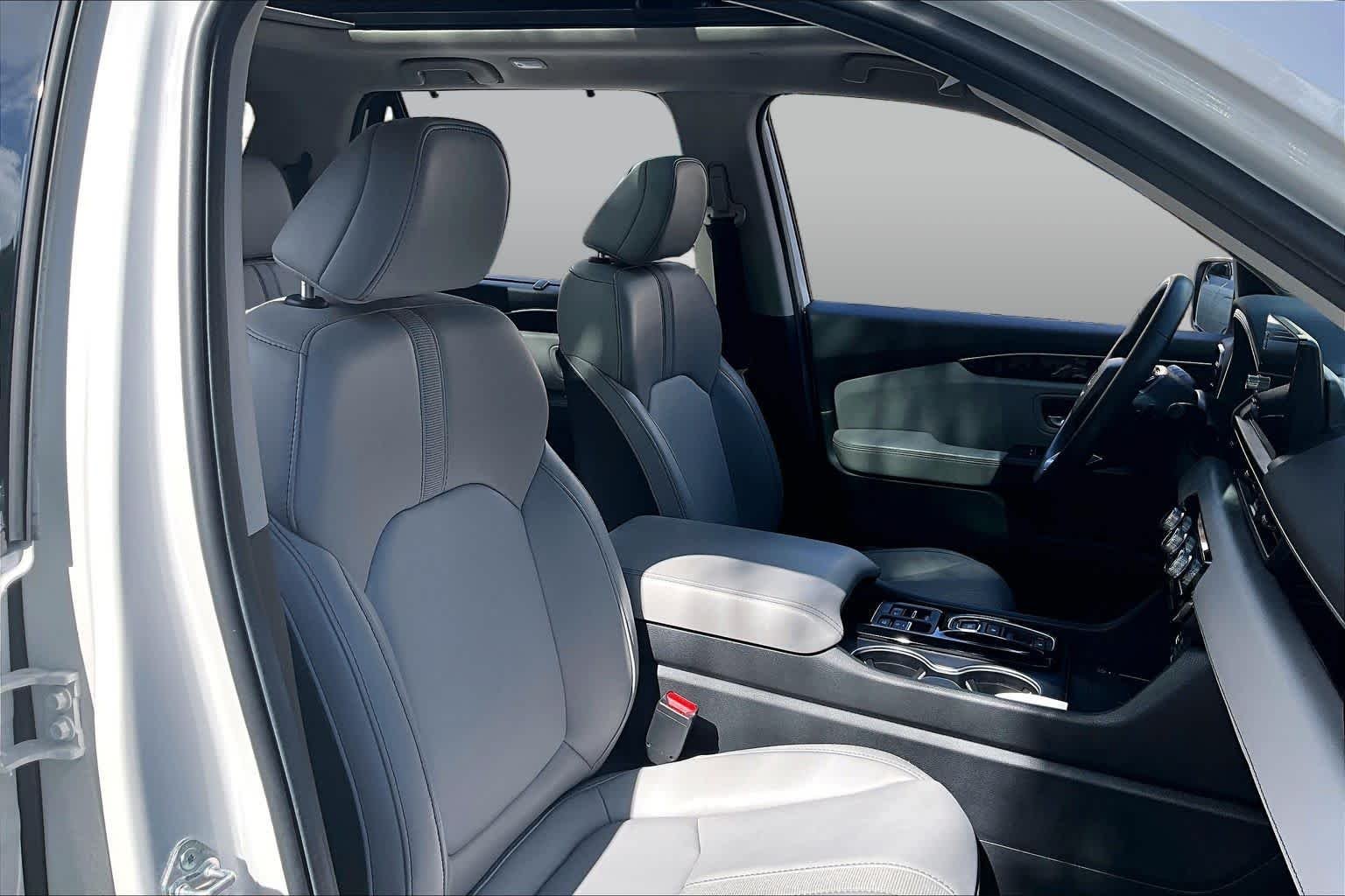 Used 2025 Platinum White Pearl Honda Touring image 9