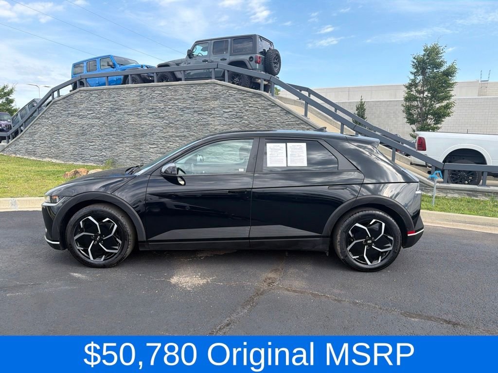 Used 2023 Black Hyundai SE image 4
