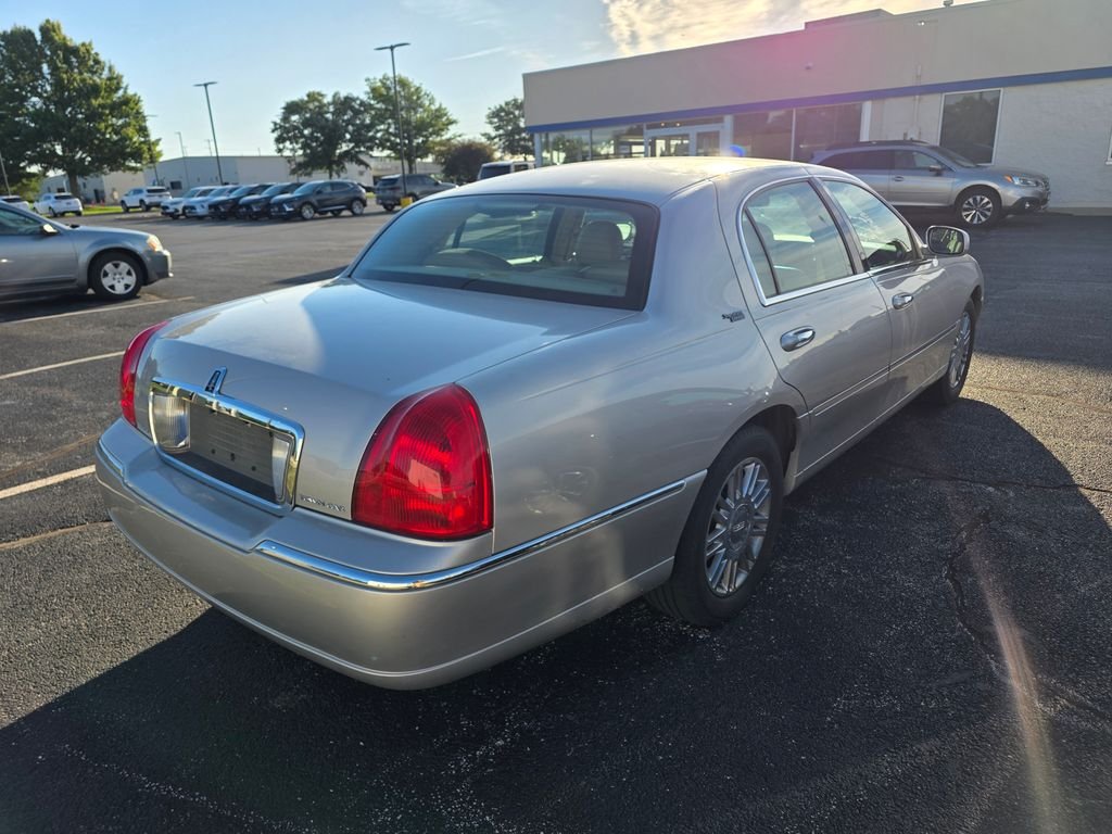 Used 2009 Gold Lincoln Signature image 4