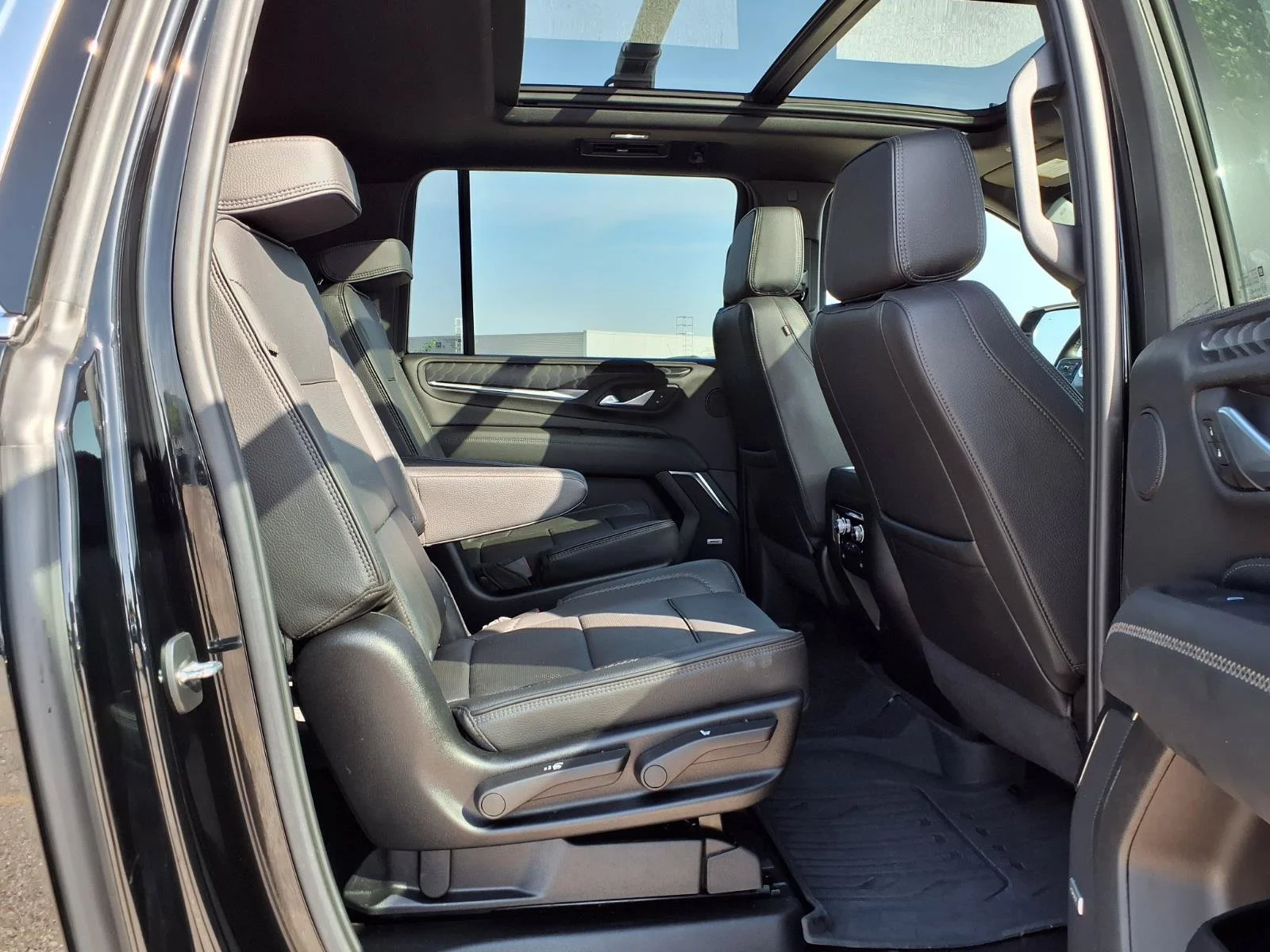 Used 2024 Onyx Black GMC Denali image 33