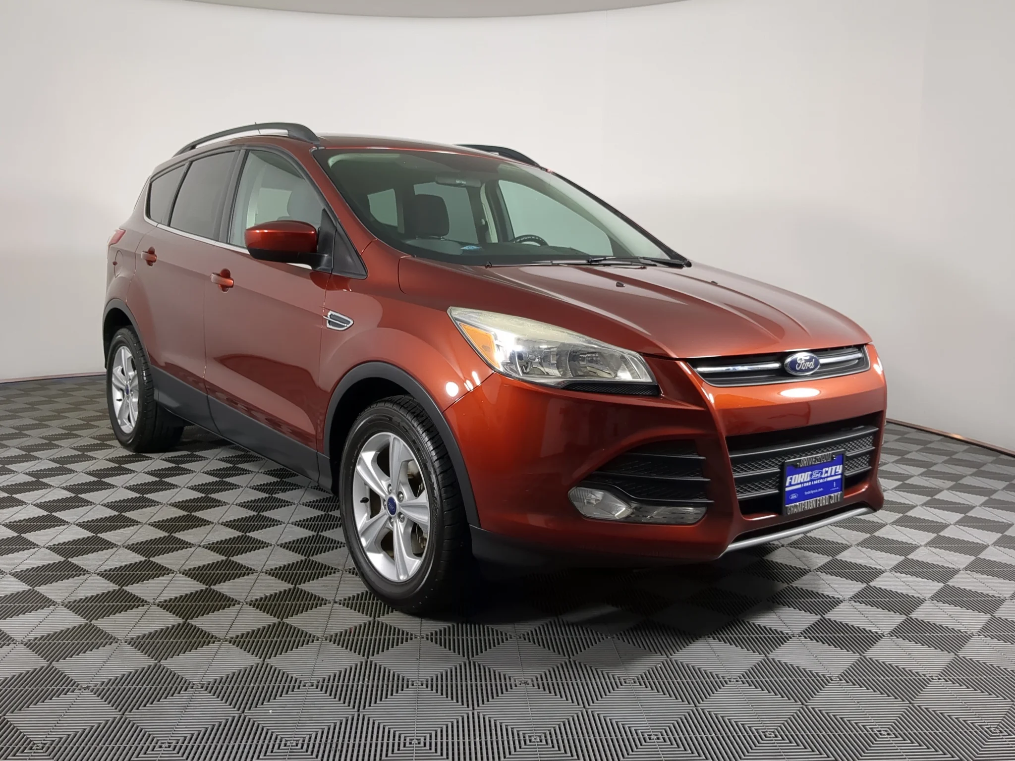 Used 2016 Ford Escape SE with VIN 1FMCU9GX8GUA65556 for sale in Champaign, IL
