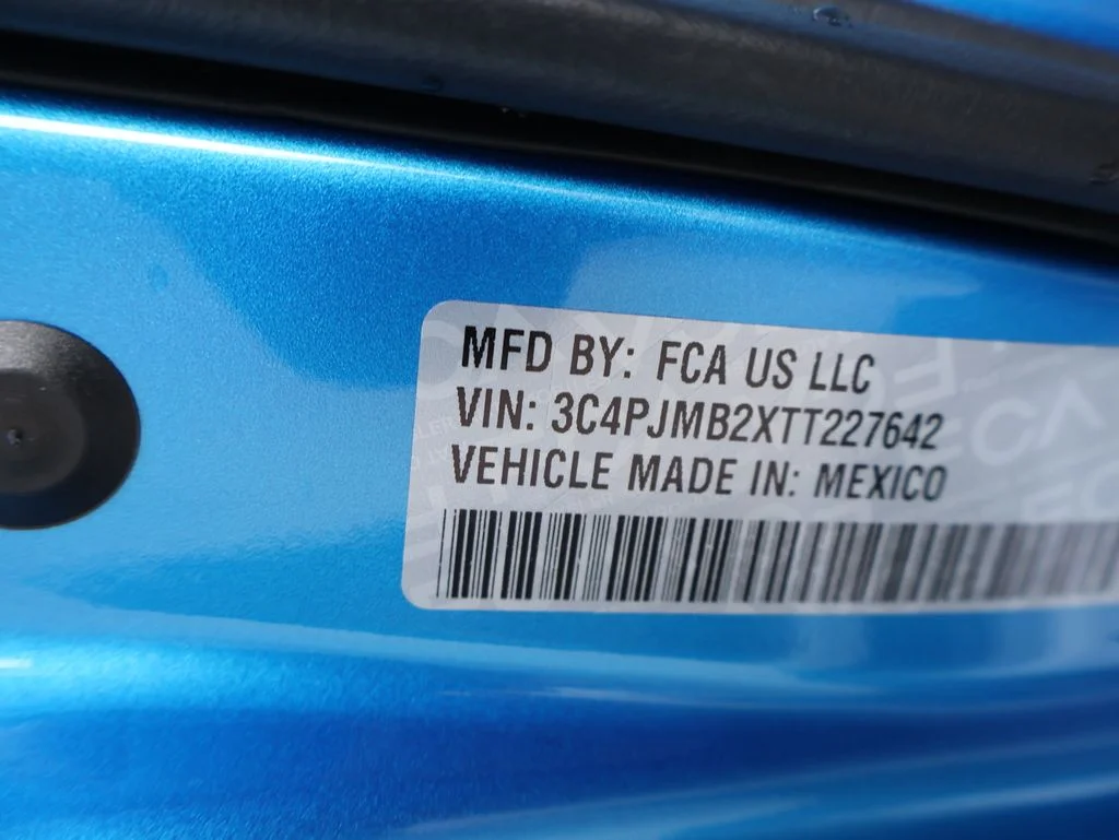 New 2026 Hydro Blue Pearl-Coat Exterior Paint Jeep Laredo image 38