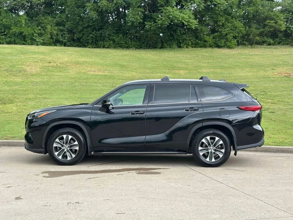 Used 2022 Black Toyota XLE image 8