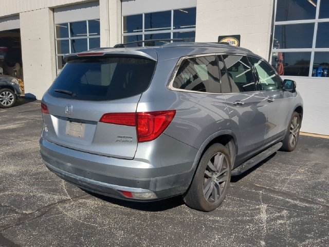 Used 2017 Lunar Silver Metallic Honda Touring image 4