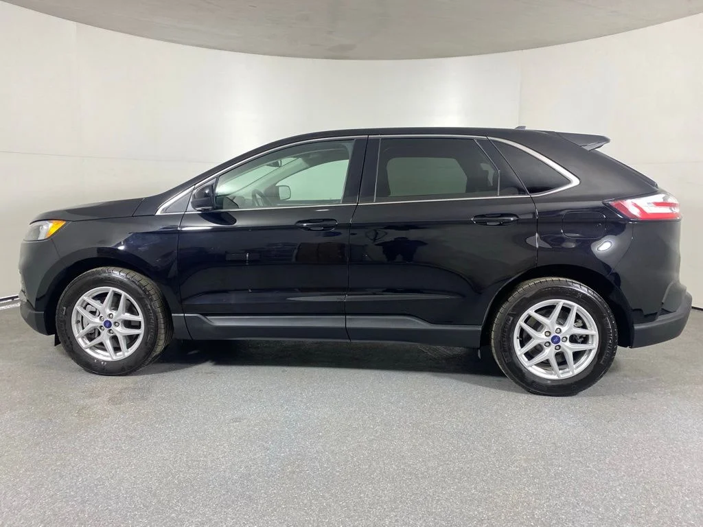 Used 2022 Black Ford SEL image 4