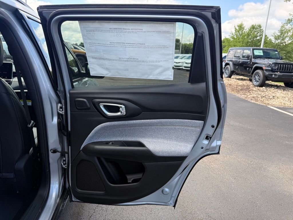 New 2026 Silver Zynith Metallic Clearcoat Jeep  image 47