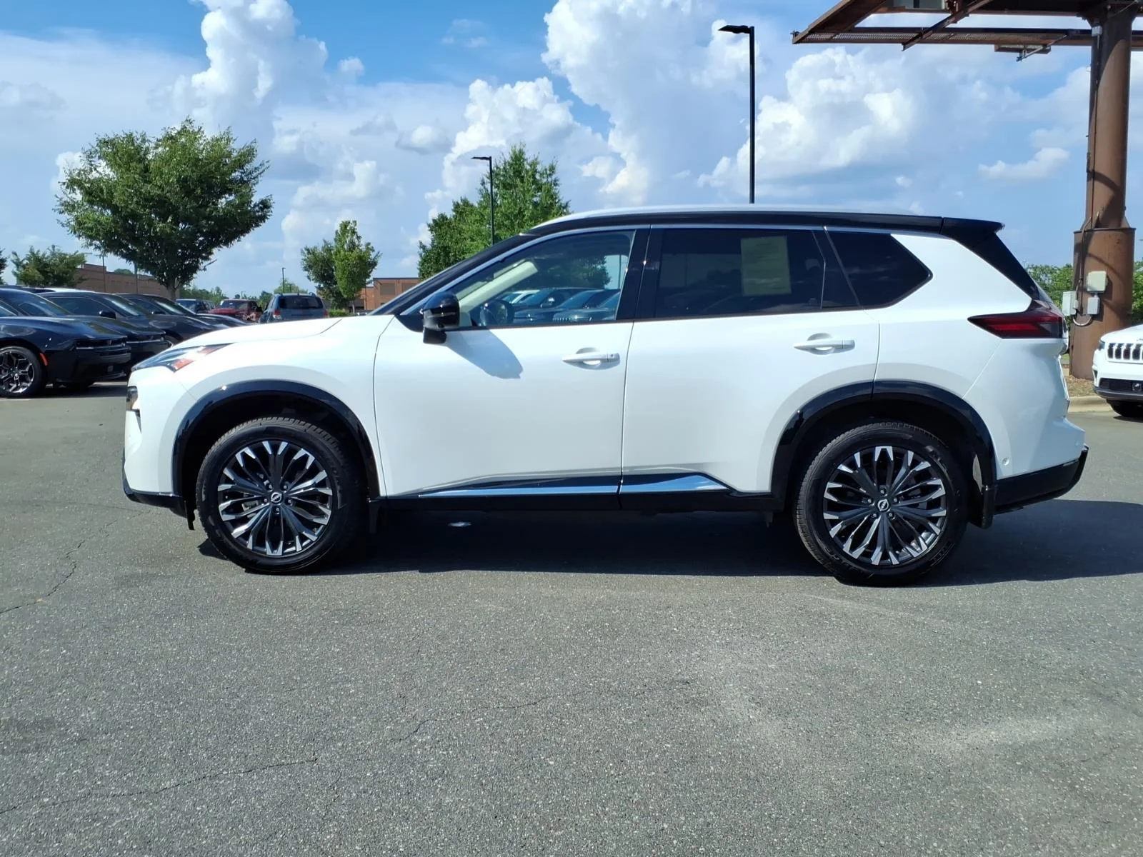 Used 2024 Everest White Pearl/Super Black Nissan Platinum image 3