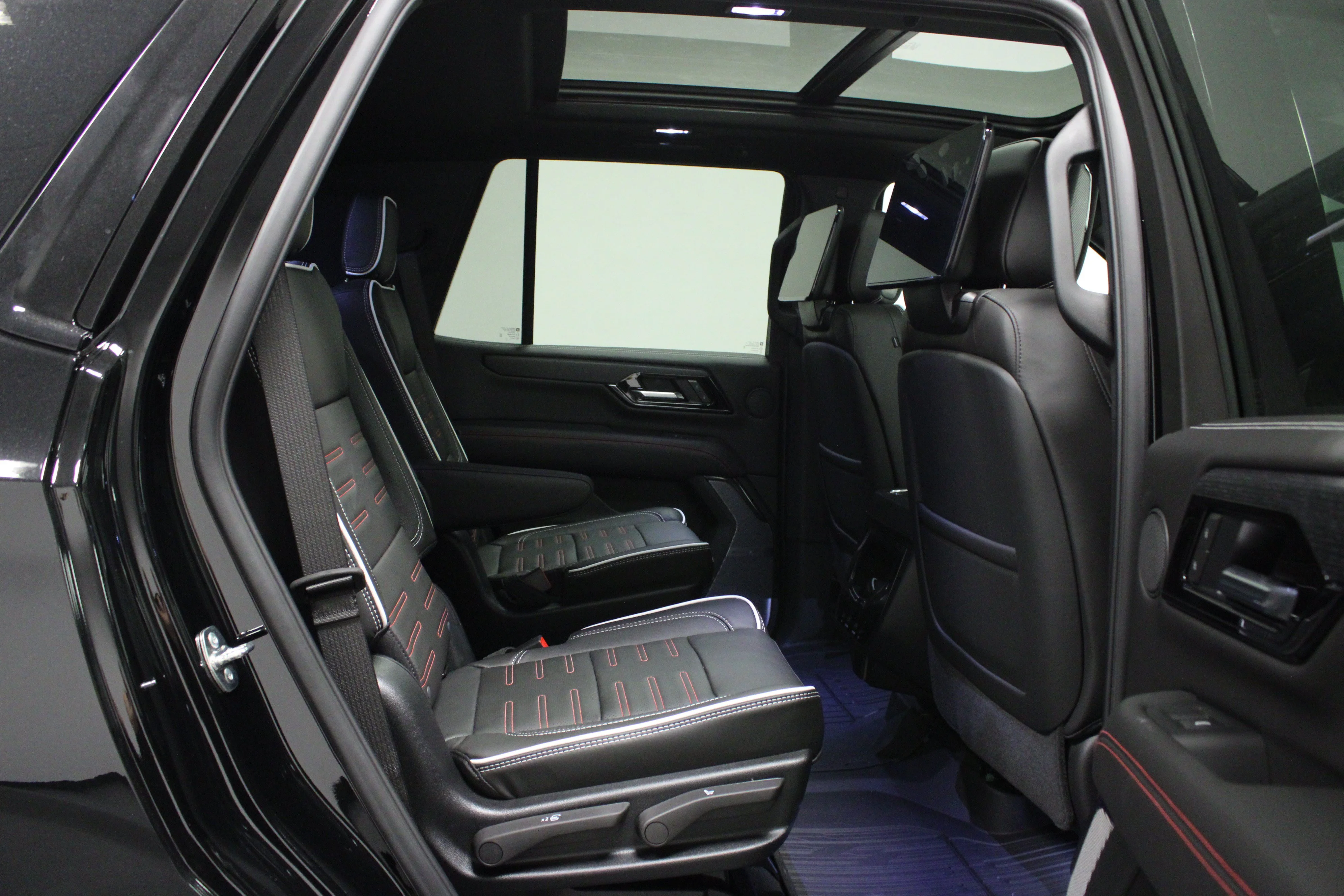 2026 GMC Yukon AT4 Ultimate - Photo 16