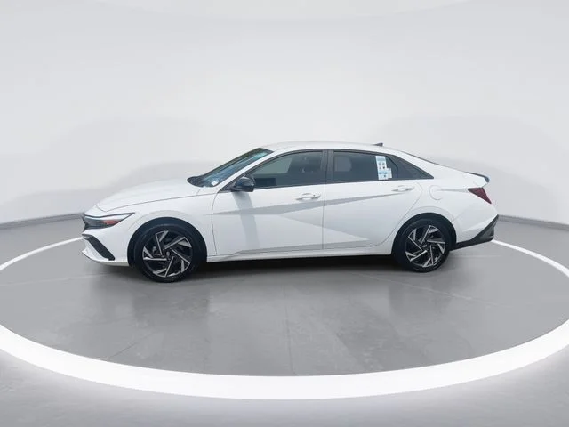 Used 2025 White Hyundai SEL Sport image 5