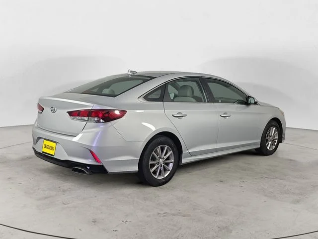Used 2019 Silver Hyundai SE image 5