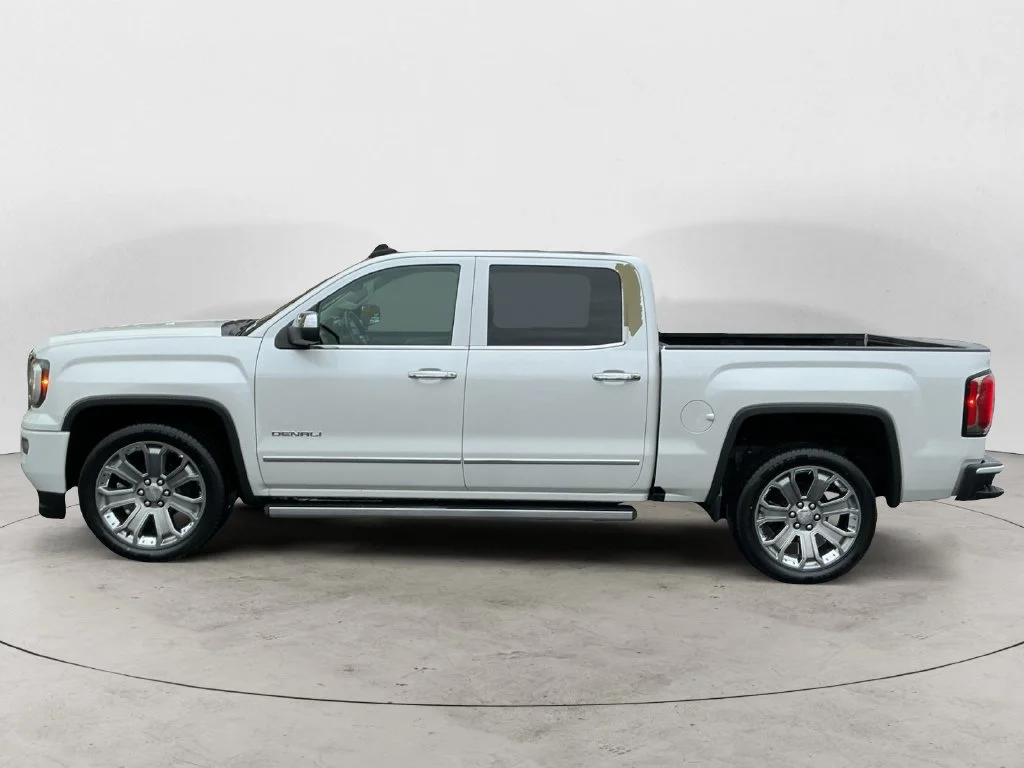 Used 2017 WHITE FROST TRICOAT GMC Denali image 11
