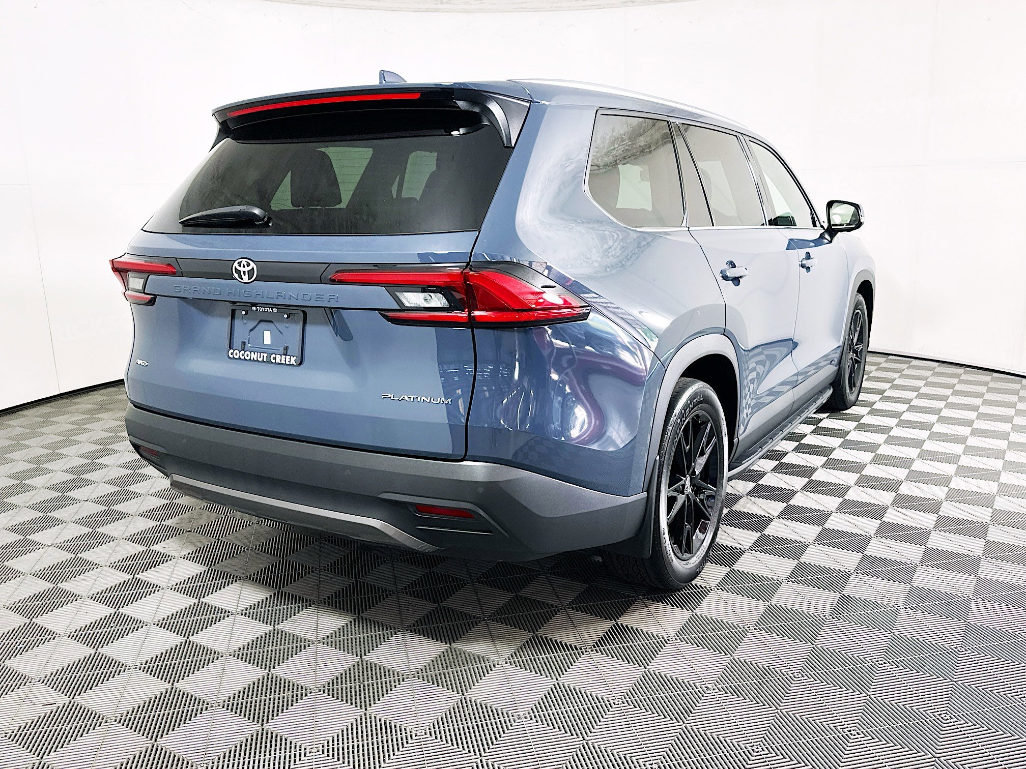 2024 Toyota Grand thumbnail 5