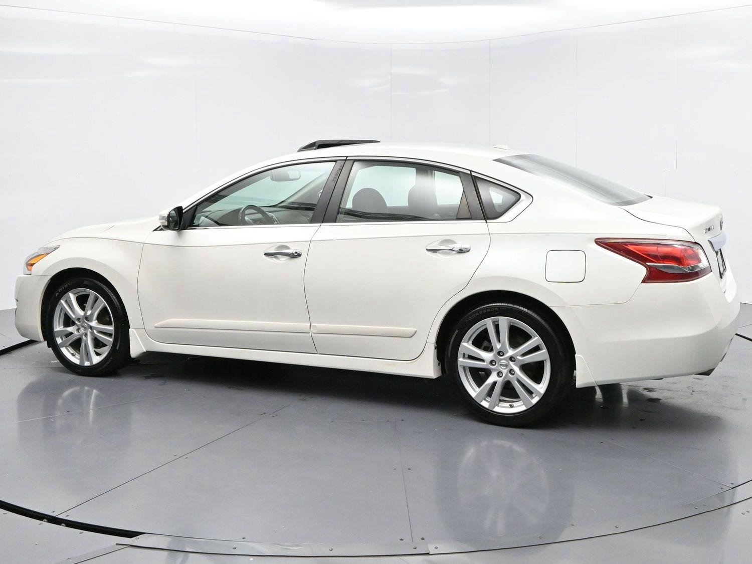 Used 2013 Pearl White Nissan 3.5 SL image 5