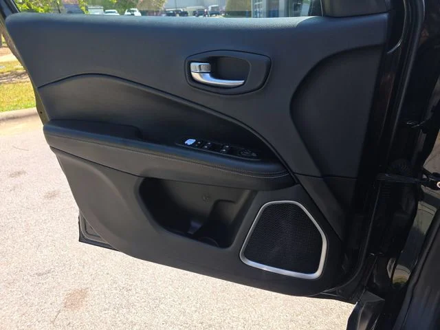 Used 2018 Black Jeep Latitude image 27