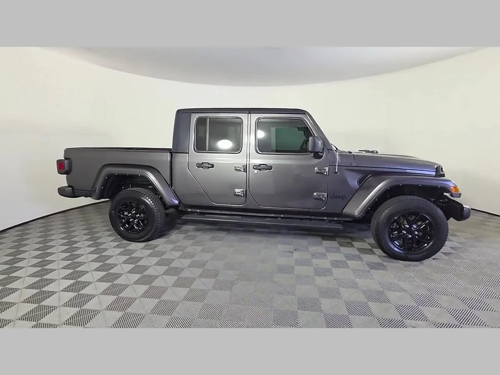 Used 2022 Granite Crystal Metallic Clearcoat Jeep Altitude image 35