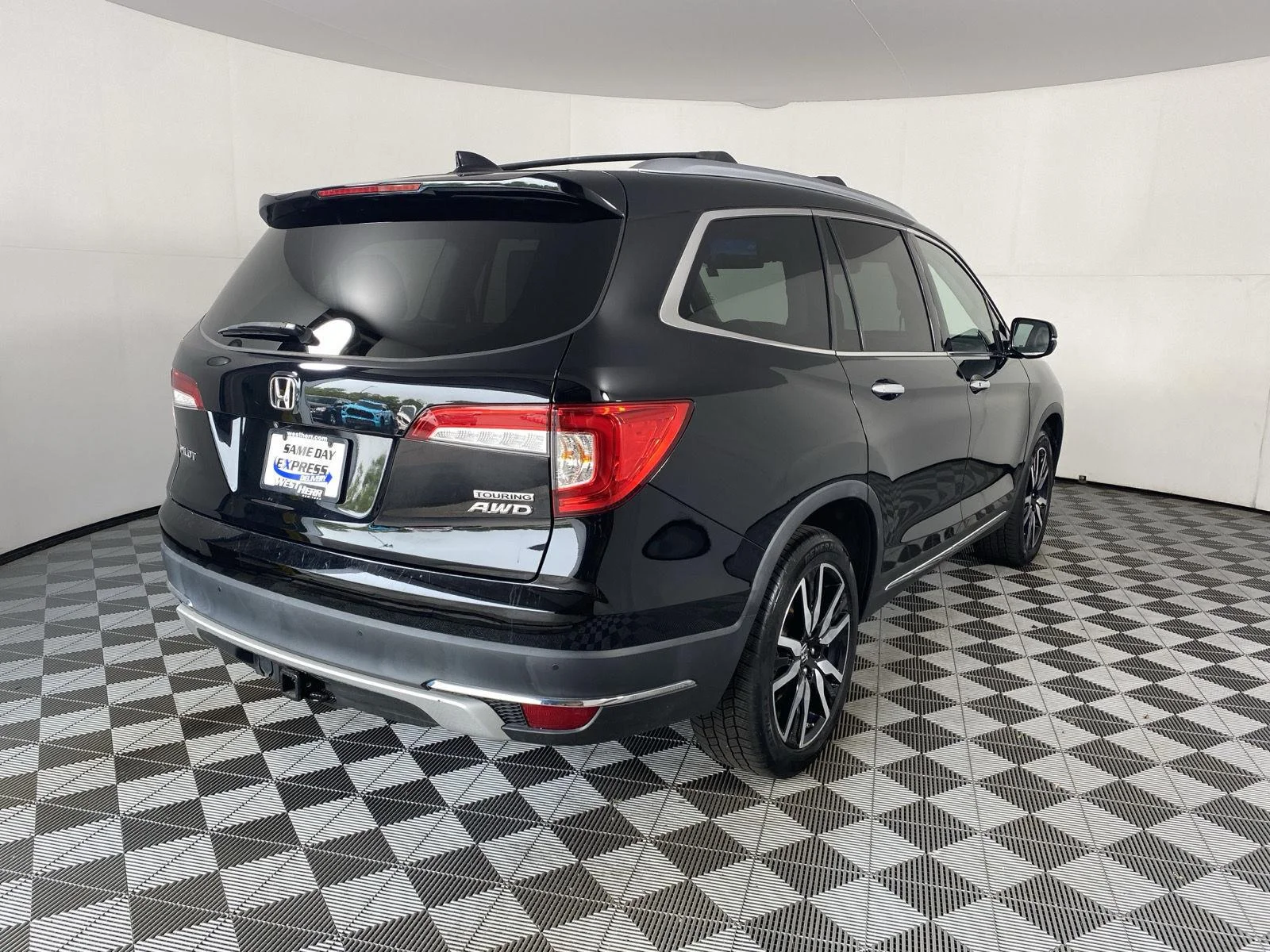 Used 2020 Crystal Black Pearl Honda Touring w/Rear Captain's Chairs image 9