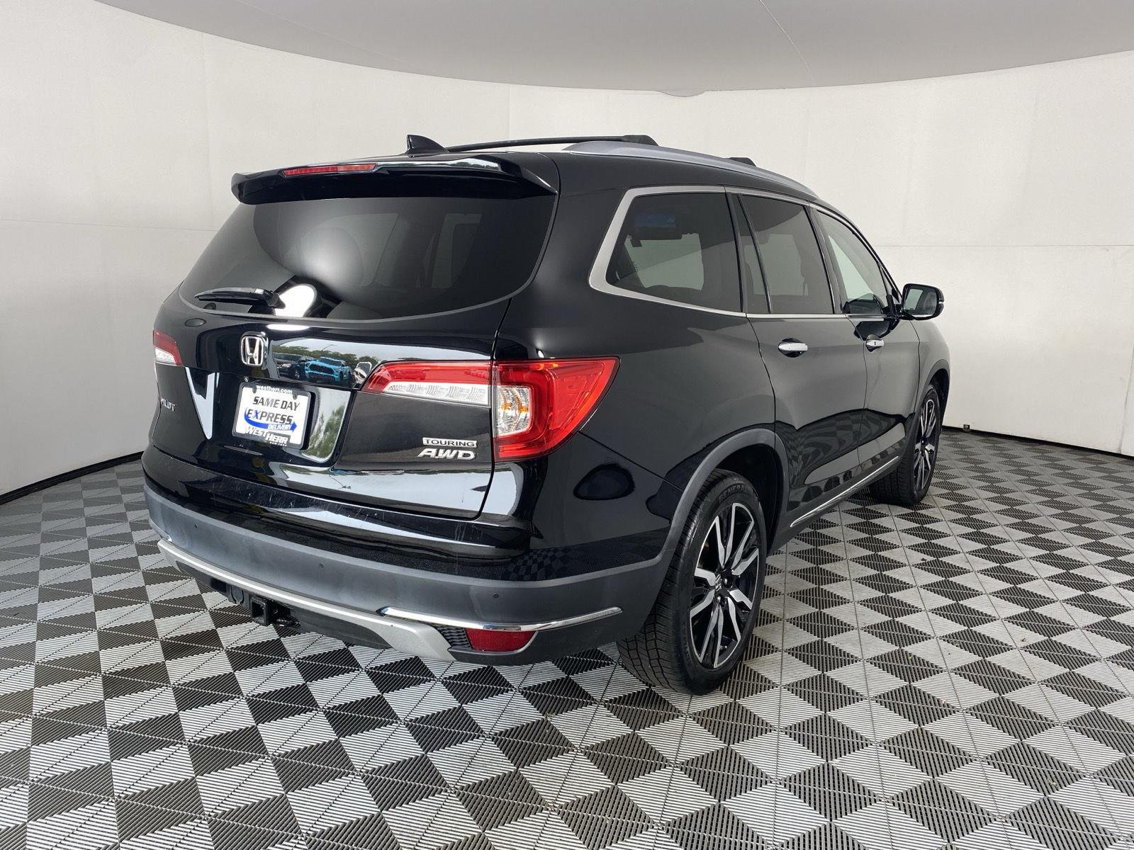 Used 2020 Crystal Black Pearl Honda Touring w/Rear Captain