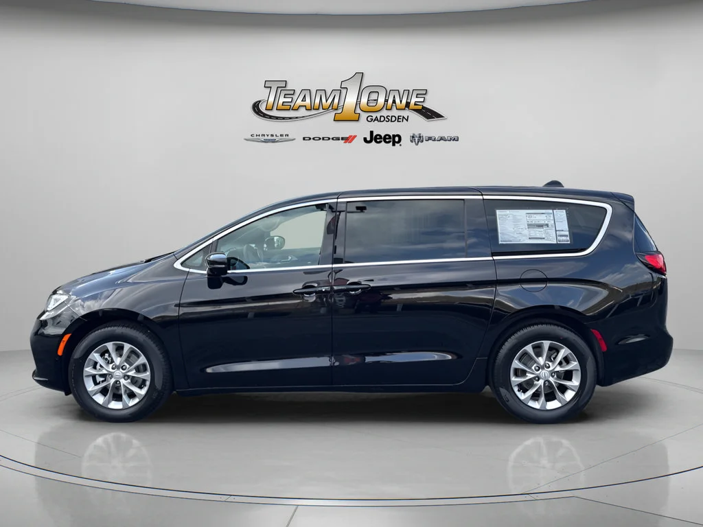 New 2026 Diamond Black Crystal Pearl-Coat Exterior Paint Chrysler Limited image 6
