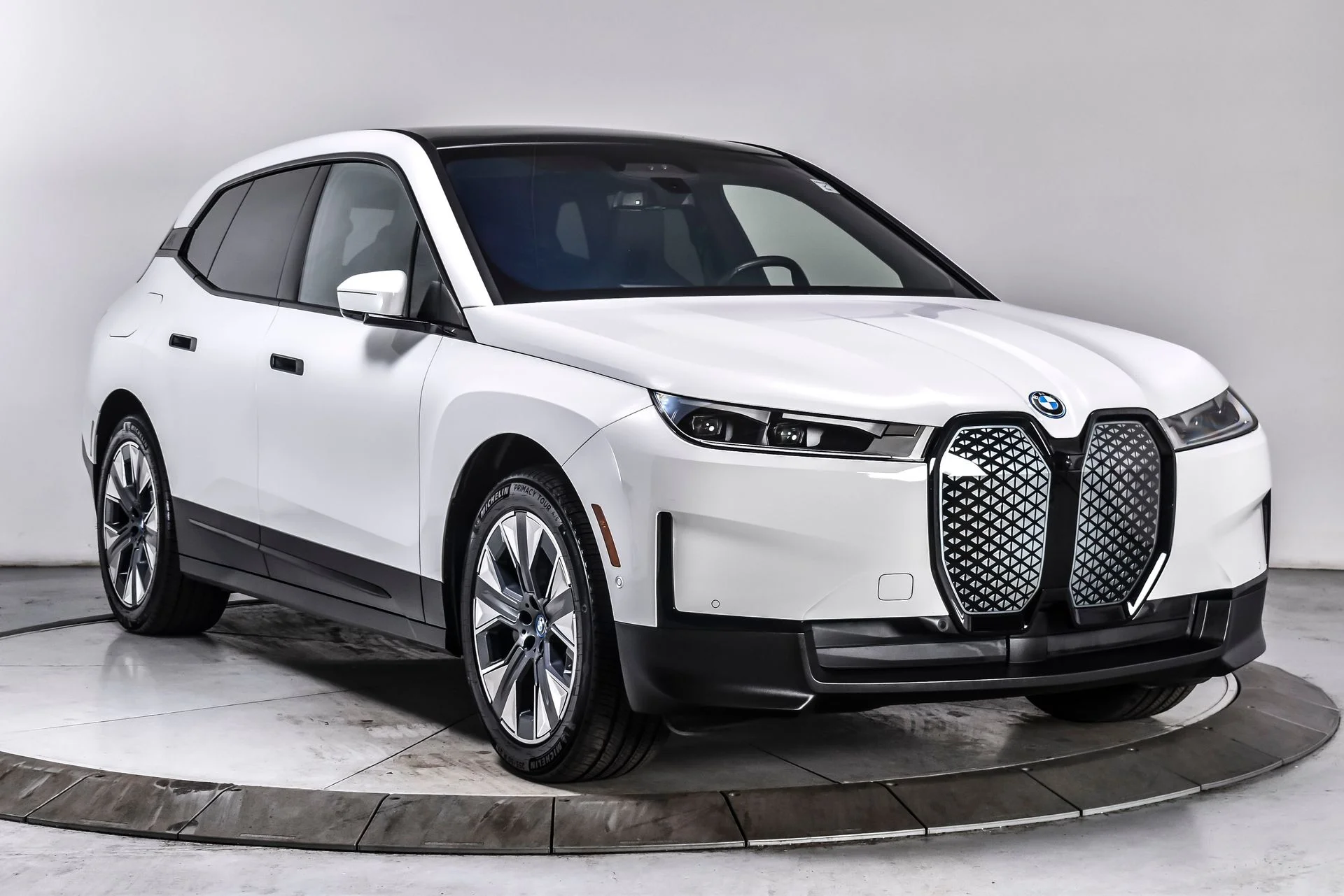 Used 2024 Alpine White BMW xDrive50 image 8