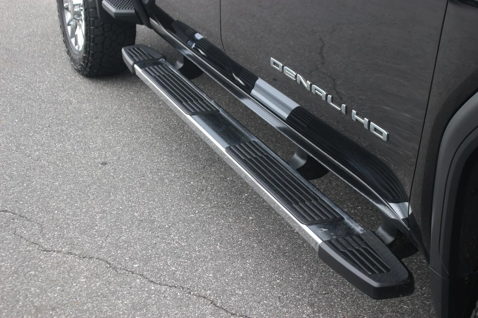 Used 2023 Ebony Twilight Metallic GMC Denali image 10