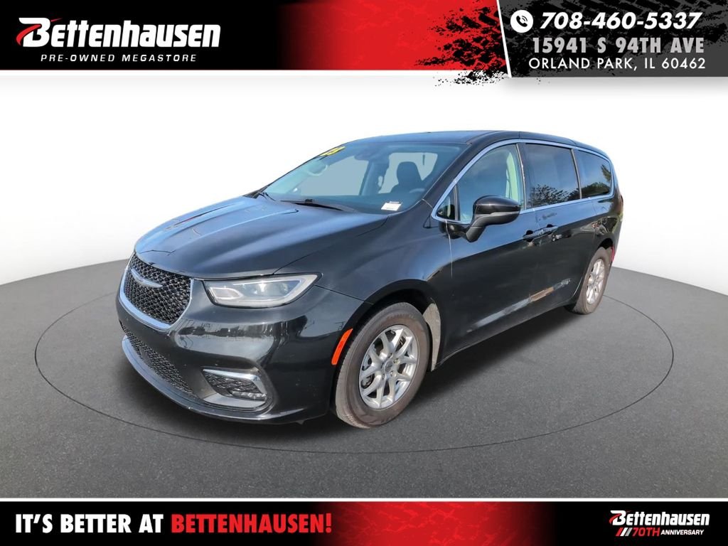 2023 Chrysler Pacifica Touring L's photo