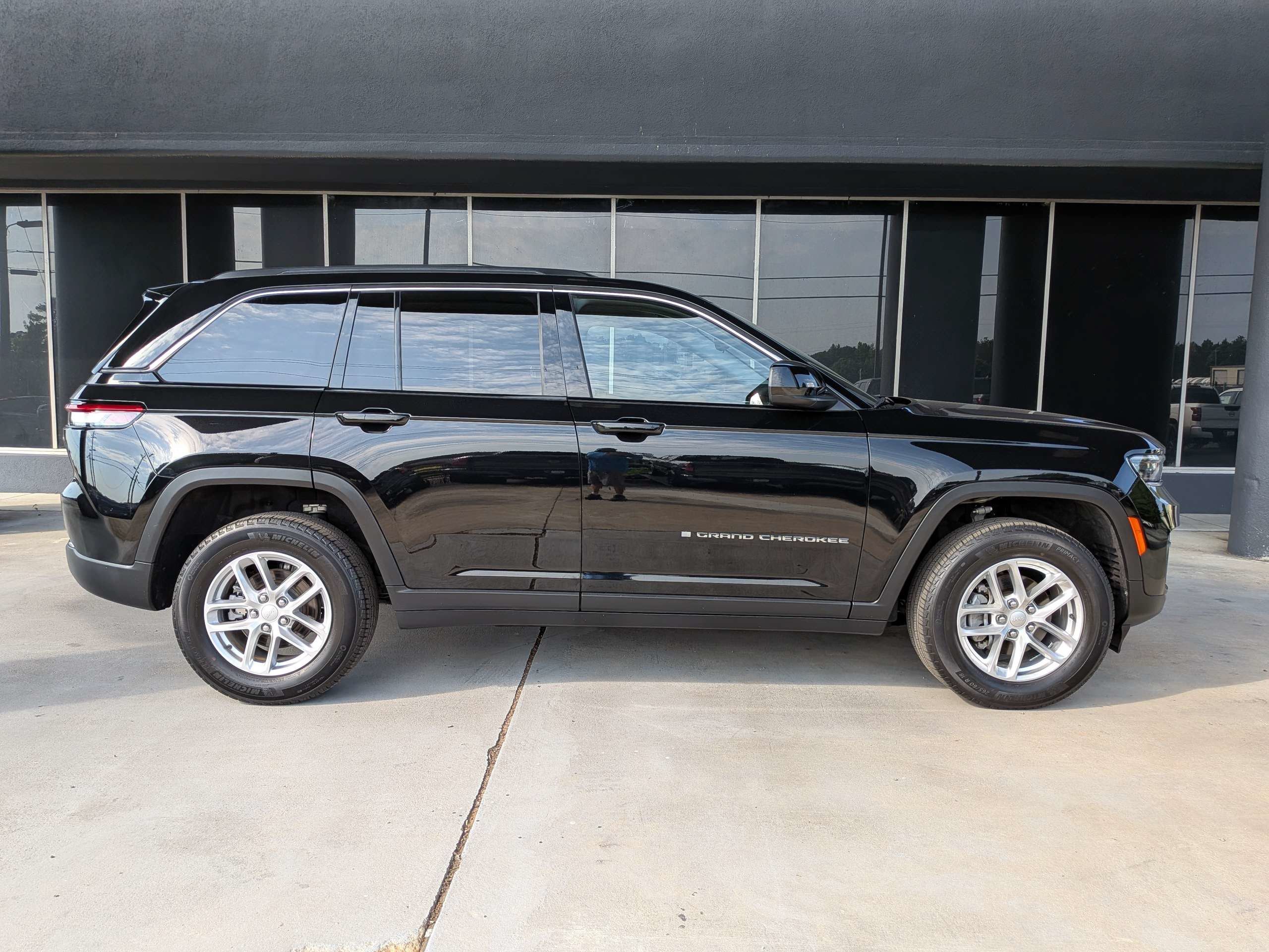 Used 2023 Black Jeep Laredo image 2