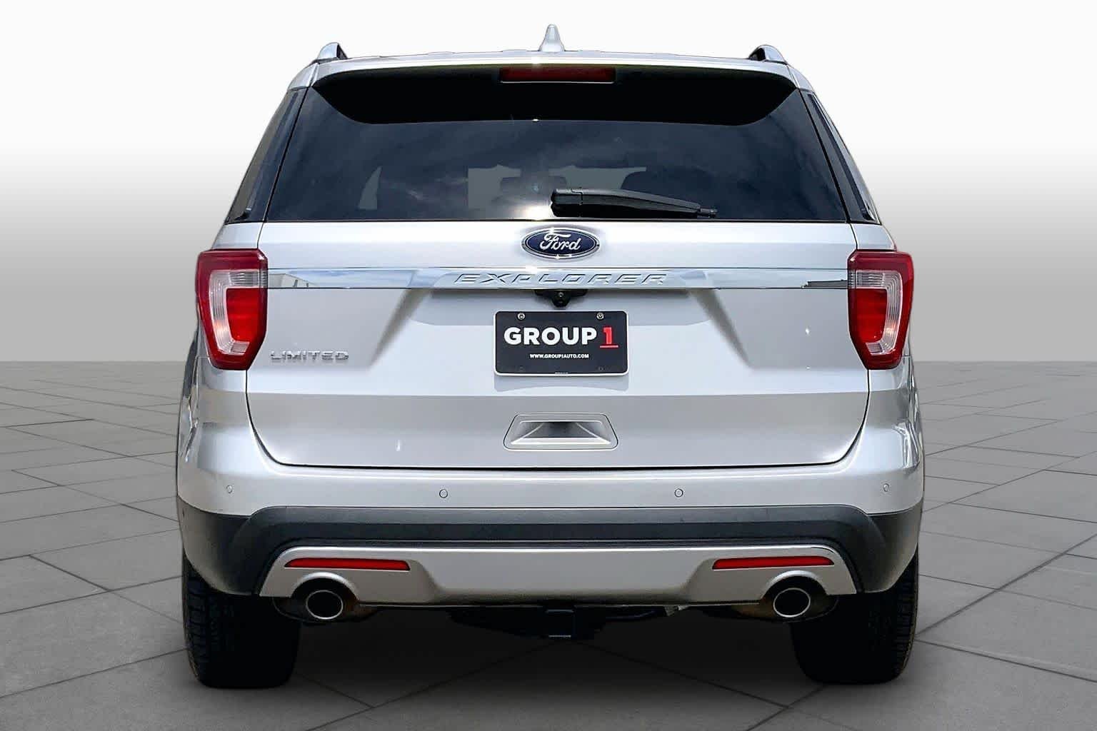 Used 2017 Ingot Silver Metallic Ford Limited image 5