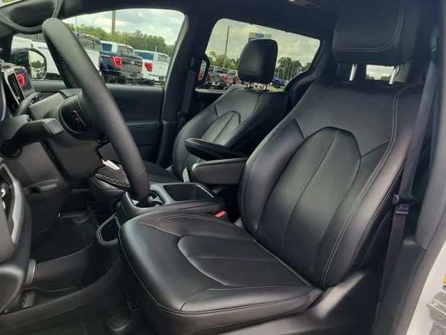 Used 2025 White Chrysler Select image 20