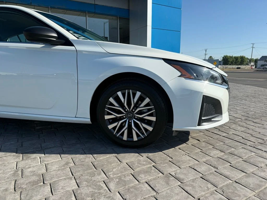 Used 2025 White Nissan 2.5 SV image 5