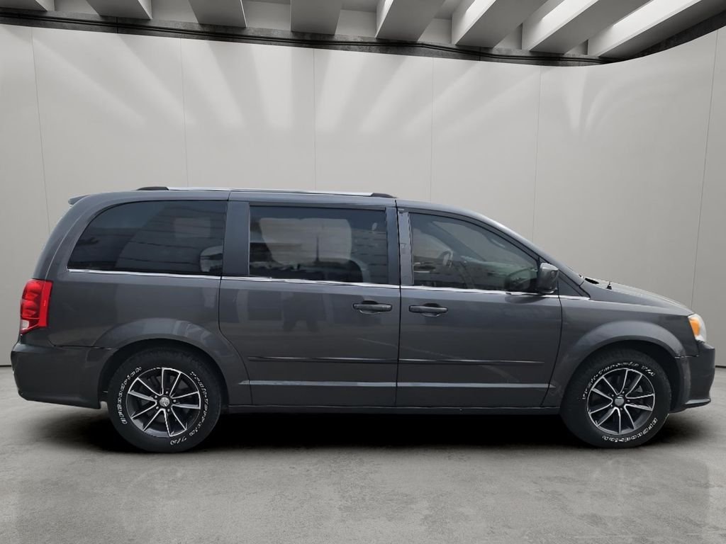 Used 2017 Granite Pearlcoat Dodge SXT image 6