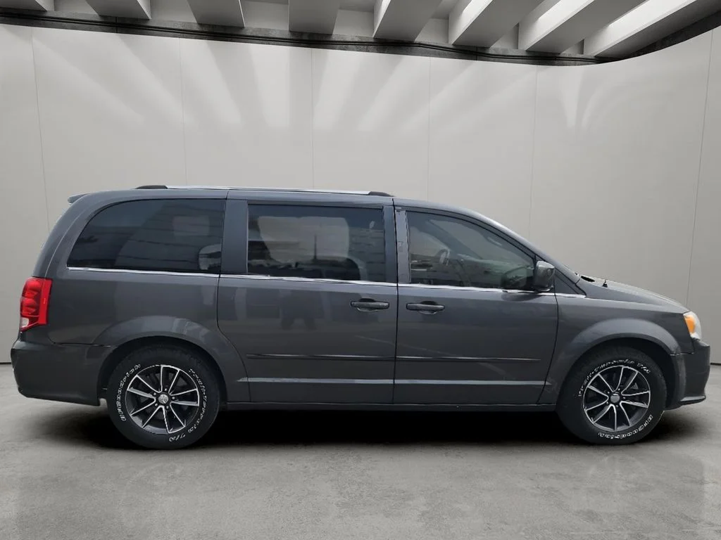 Used 2017 Granite Pearlcoat Dodge SXT image 6
