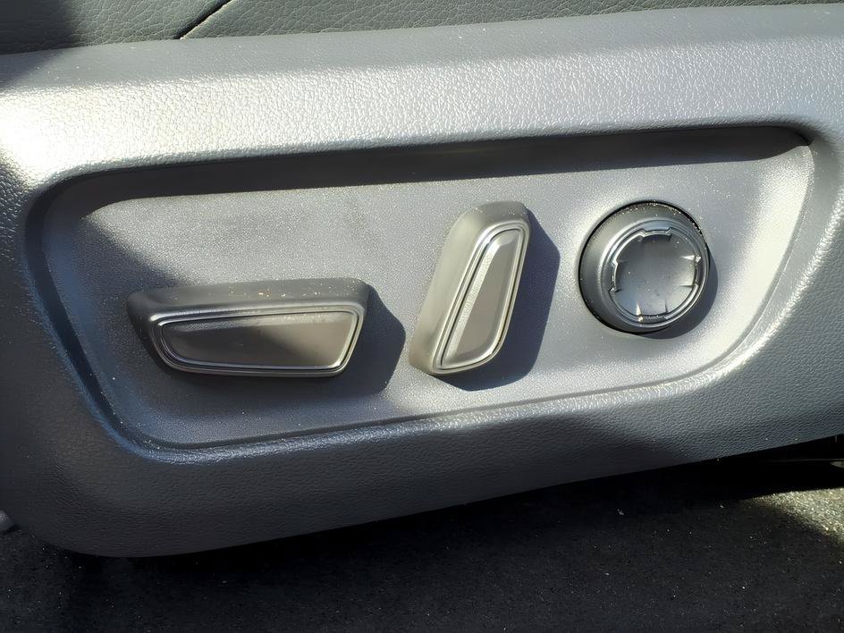 Used 2025 Wind Chill Pearl Toyota Limited image 17