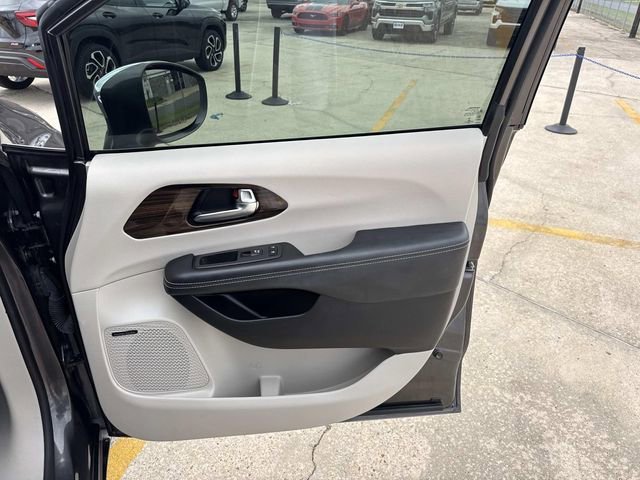 Used 2022 Gray Chrysler Limited image 33