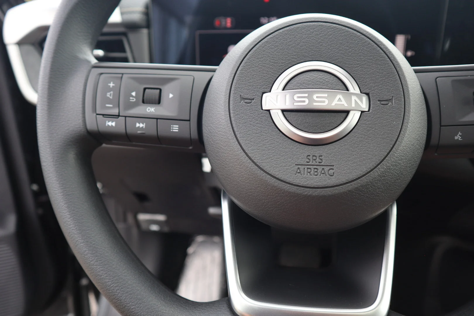 New 2026 Aspen White Tricoat/Super Black Nissan SV image 21
