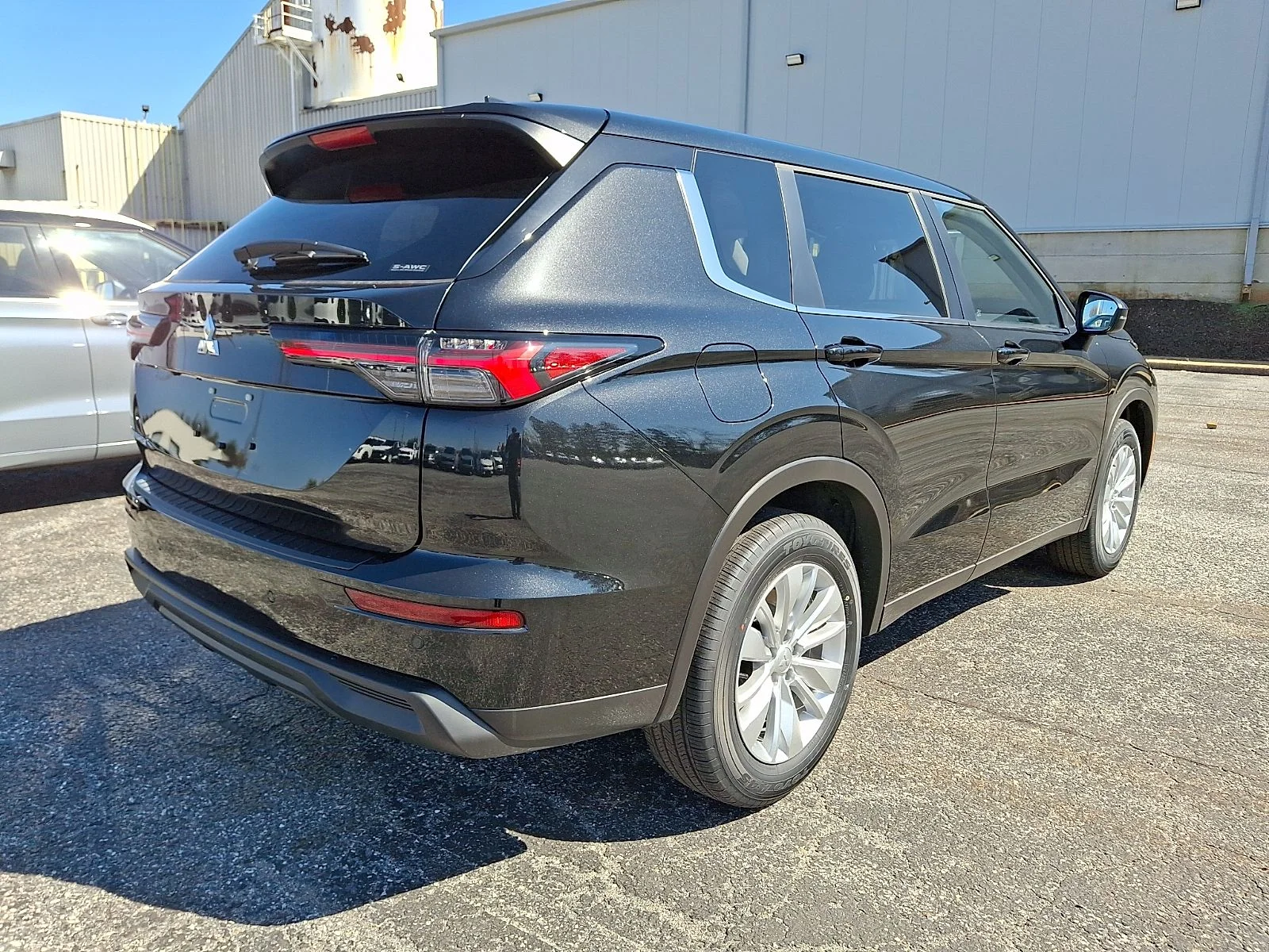 New 2026 Black Mitsubishi ES image 7