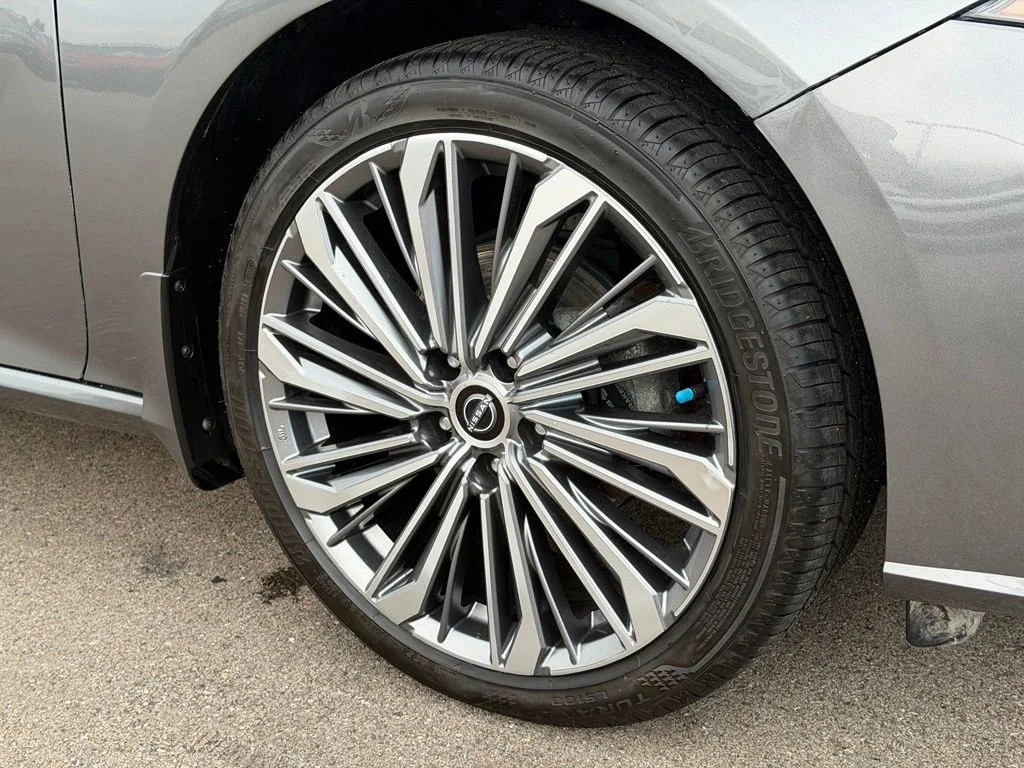 Used 2023 Gray Nissan Platinum image 26