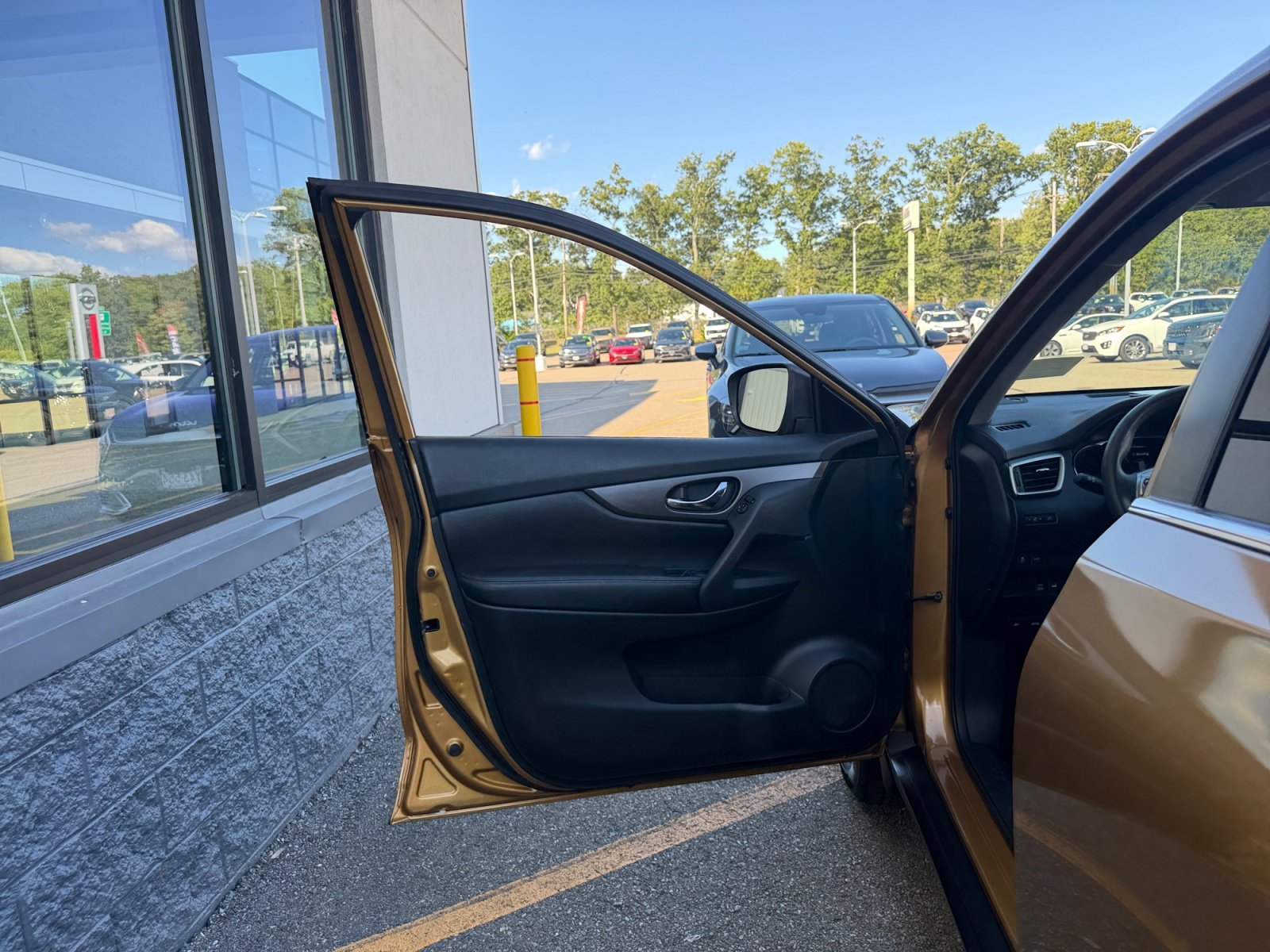 Used 2014 Saharan Sun Nissan S image 25
