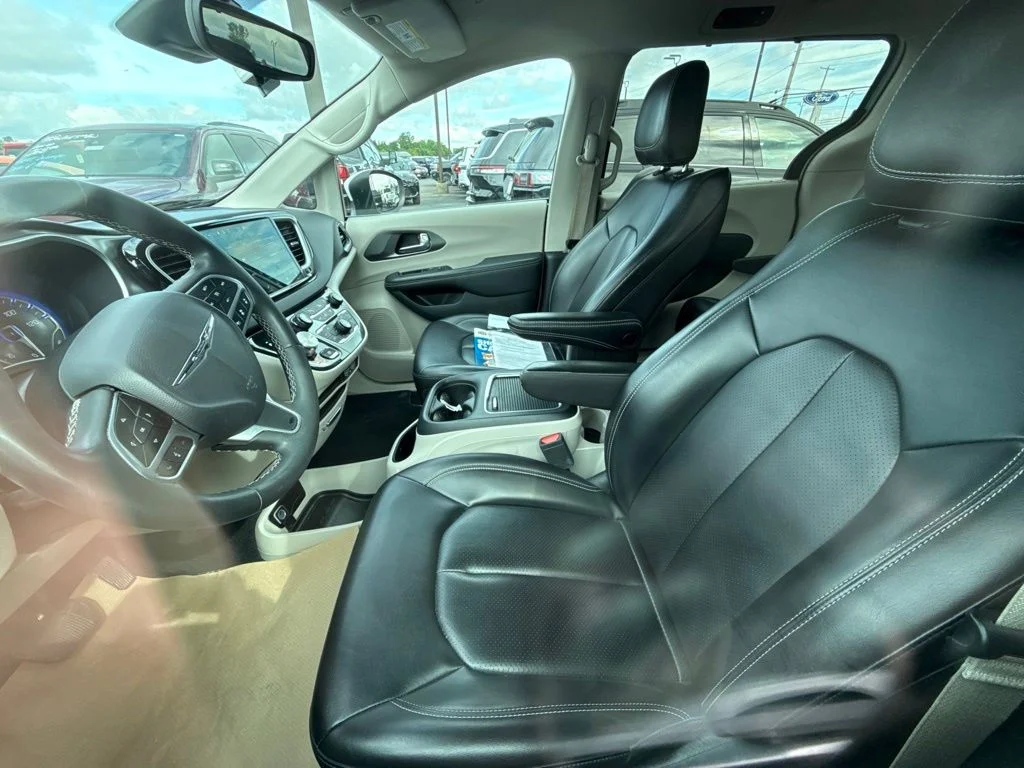 Used 2023 White Chrysler Touring L image 9