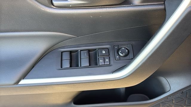 Used 2025 Pearl Toyota LE image 12