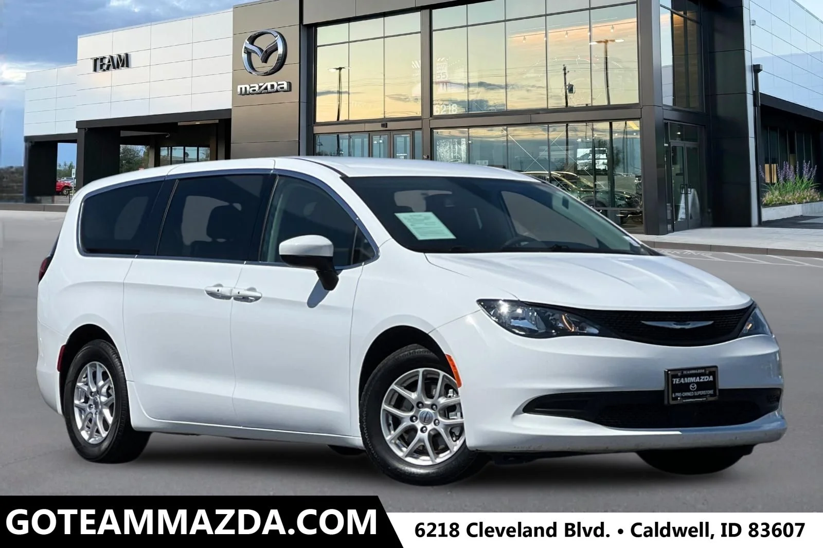 2023 Chrysler Voyager LX's photo
