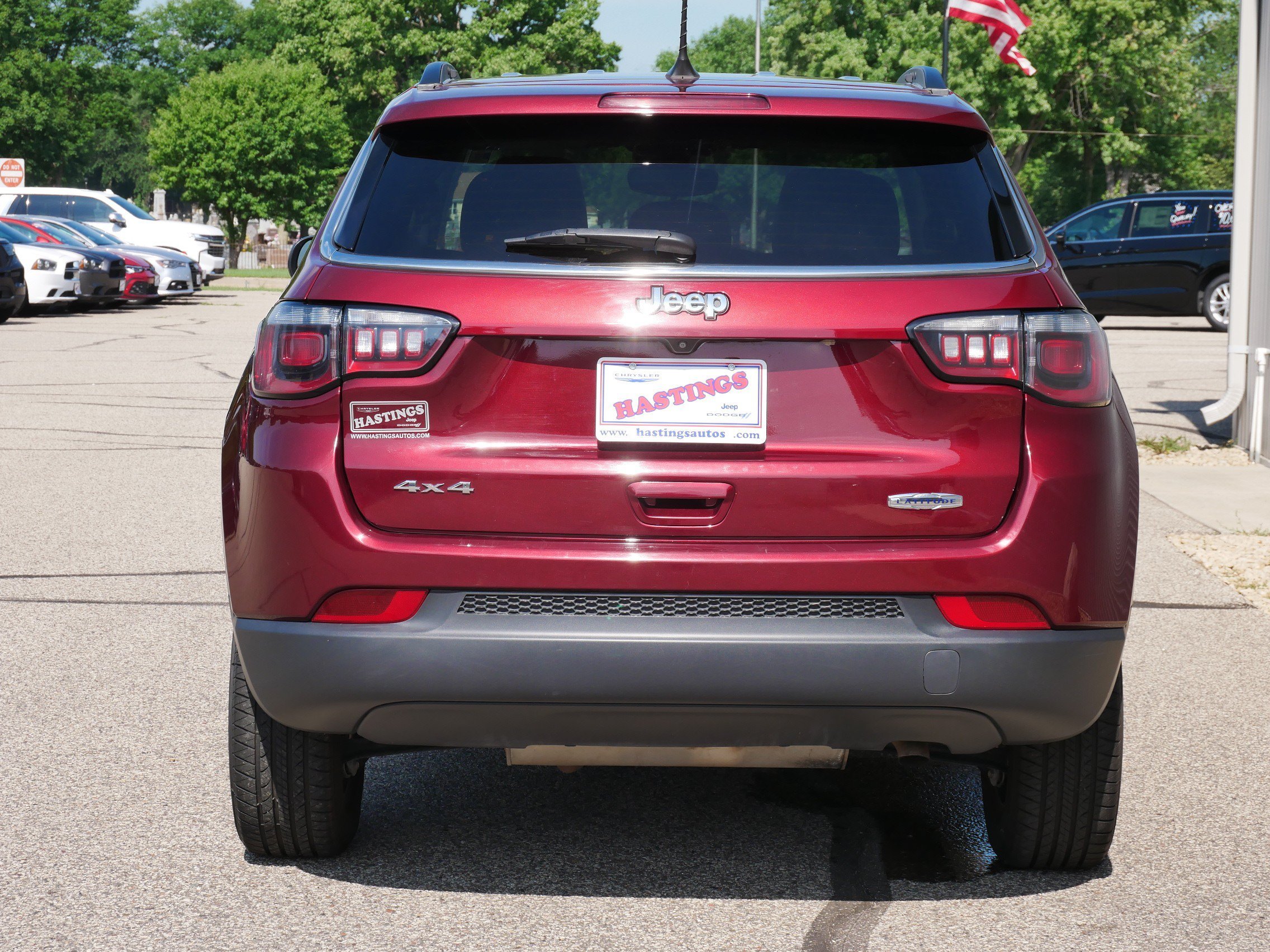Used 2022 Velvet Red Pearlcoat Jeep Latitude image 4