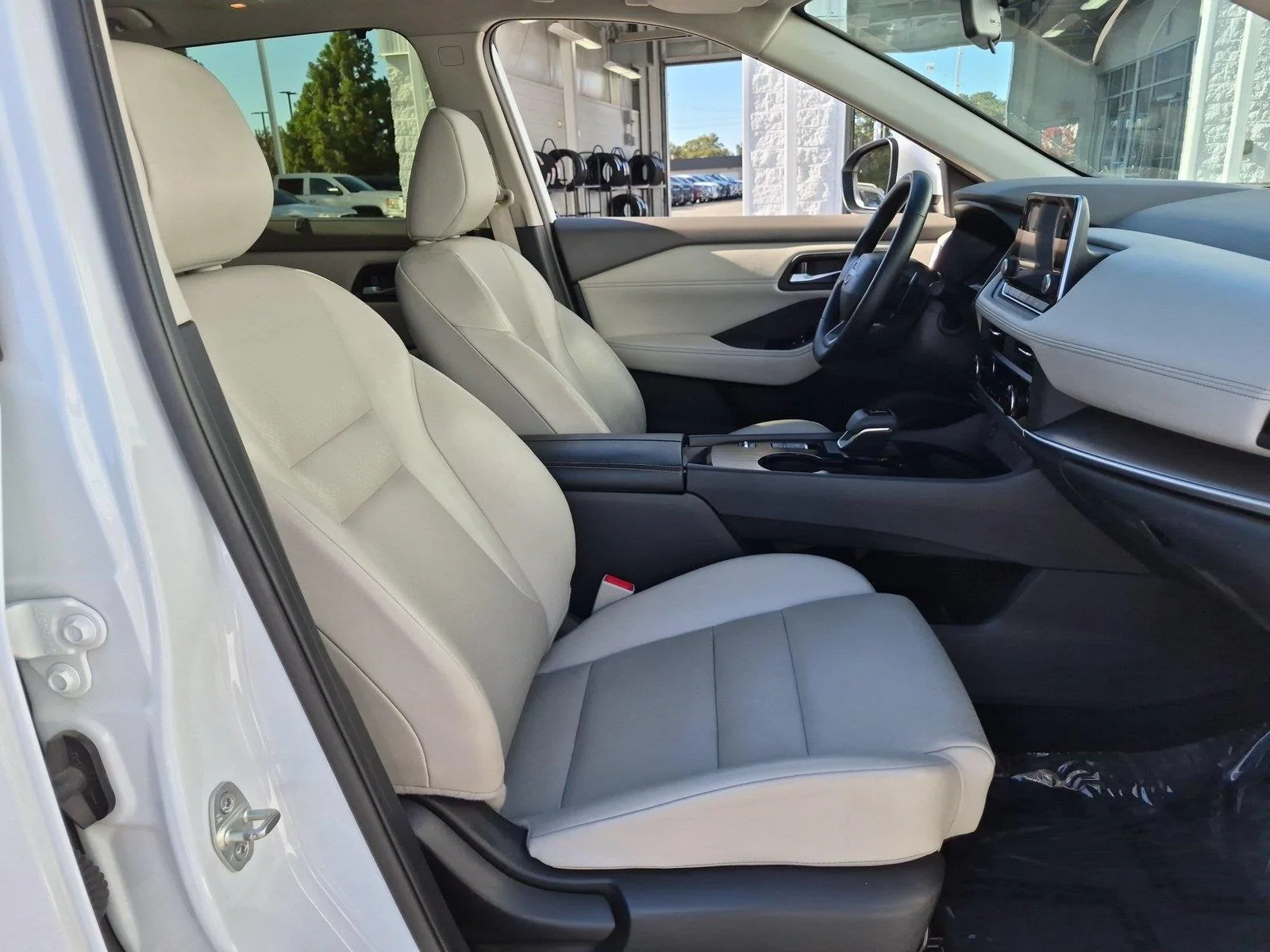 Used 2025 Everest White Pearl Nissan SV image 35