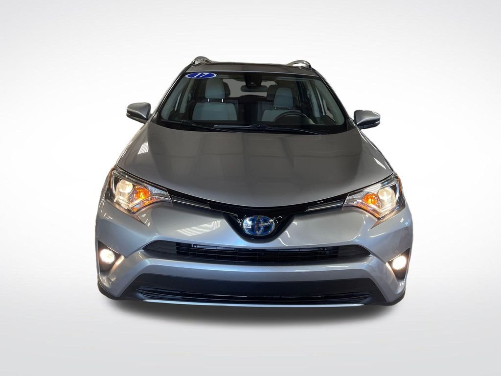 Used 2017 Silver Toyota XLE image 8