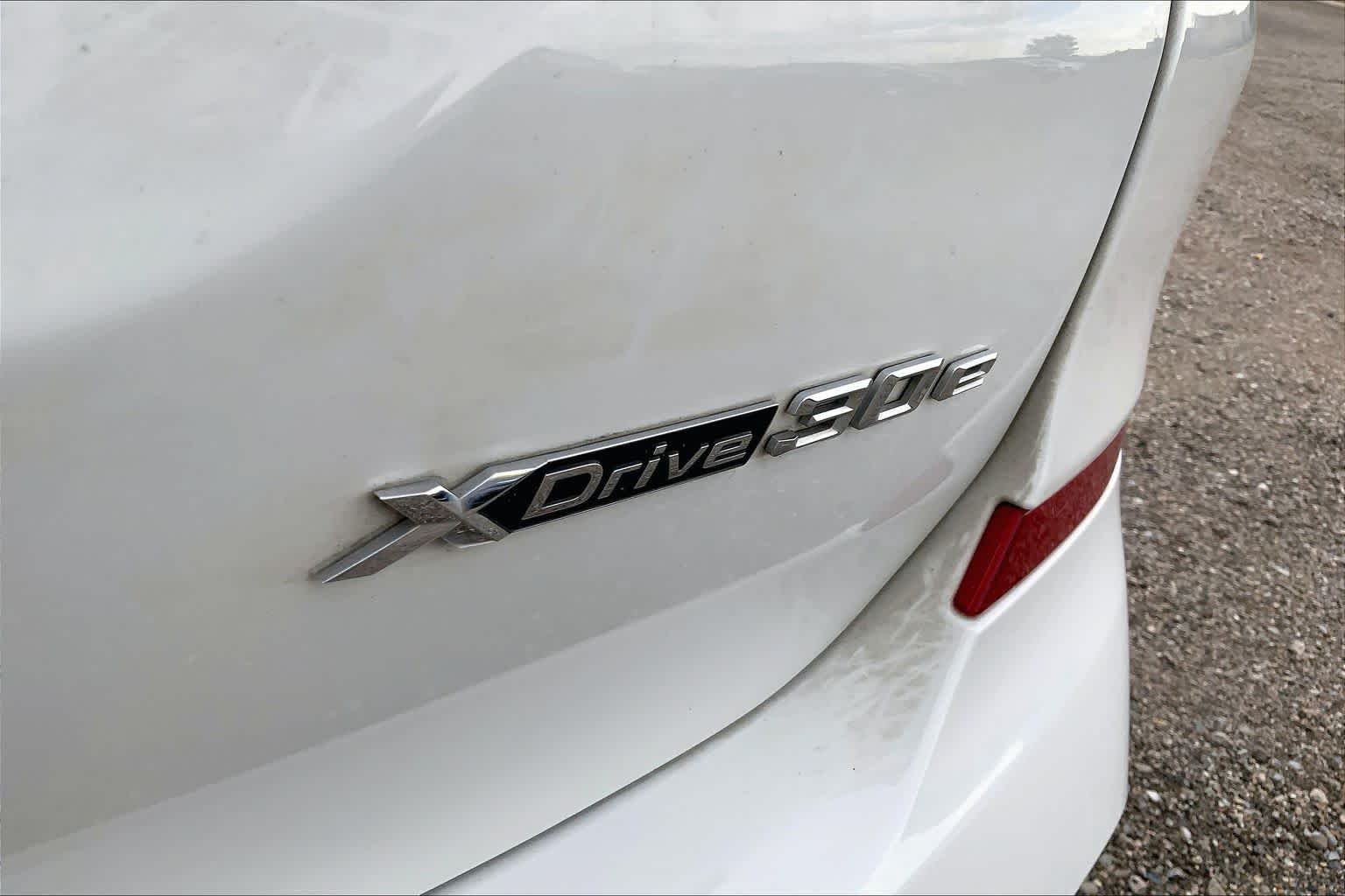 Used 2021 Alpine White BMW xDrive30e image 9